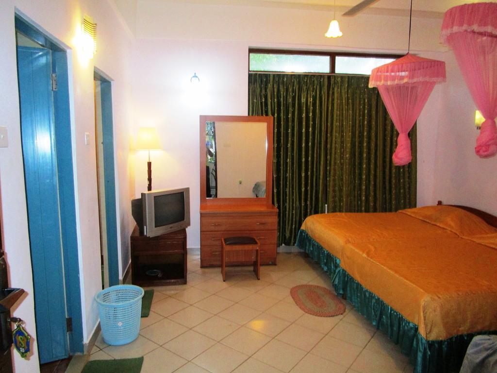 Hotel Shalini Anuradhapura Δωμάτιο φωτογραφία